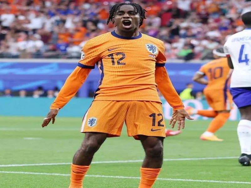 前曼联助教:弗林蓬比阿诺德更灵活速度更快,两人特点不同